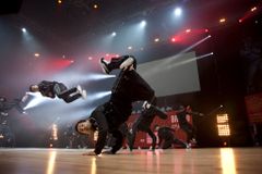 Paul Kirkland interpreta Epilogue Dancer