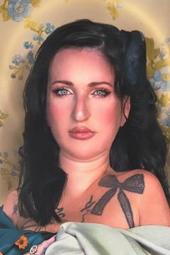 Lucie Carrasco interpreta Employée Institut de France