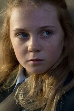 Ariel Donoghue interpreta Young Abby