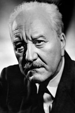 Charles Carson interpreta Sir Geoffrey Baker