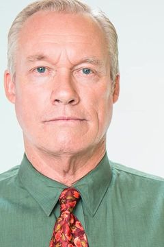 Robert L. Wilson interpreta FBI Agent Max Bidwell