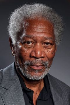 Morgan Freeman interpreta Lucius Fox