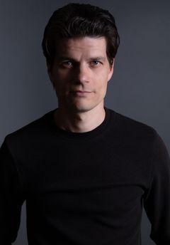 Philip Nathanael interpreta Todd