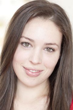 Devon Wood interpreta Brenda Aarons