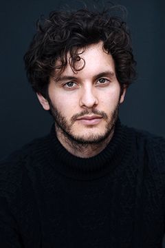 Mat Vairo interpreta Connor Benett