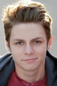 Ty Simpkins interpreta Aaron Adamson