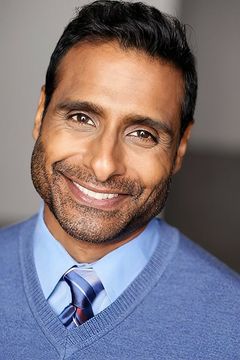 Ravi Naidu interpreta Chief Advisor