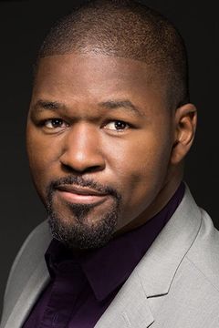 Rob Demery interpreta Man in Crowd #2