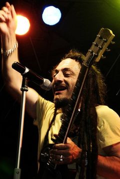 Bunna interpreta Membro band ai Murazzi (Africa Unite)