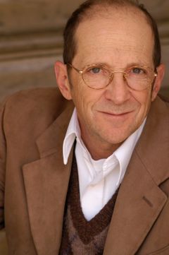 Gary Grossman interpreta Drunk'Rabbit in Red' Patron (uncredited)
