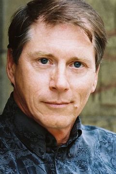 Richard Binsley interpreta Announcer (Griffith)