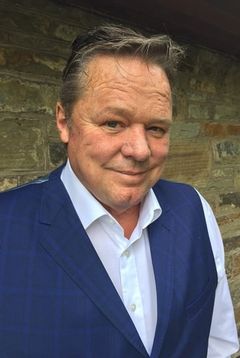 Ted Robbins interpreta Bike Man