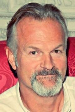Clive Mantle interpreta Thompson