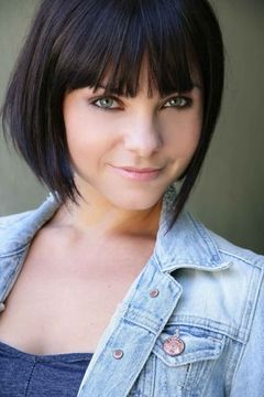 Angelina Lyubomirova interpreta Alicia
