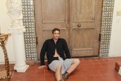 Jamie Lomas interpreta British Soldier