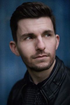 Callum Forman interpreta Doorman (uncredited)