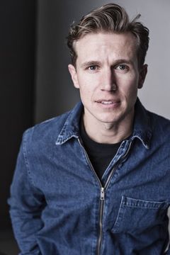 Daniel Attwell interpreta Captain Sandbach