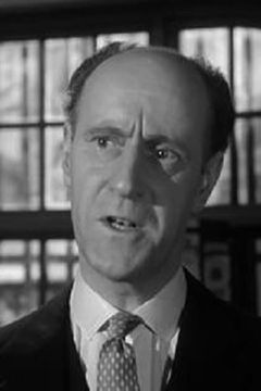 Arthur Howard interpreta Butler