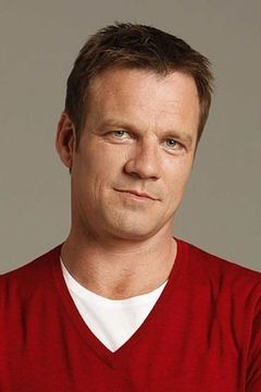 Sandy Winton interpreta Chris