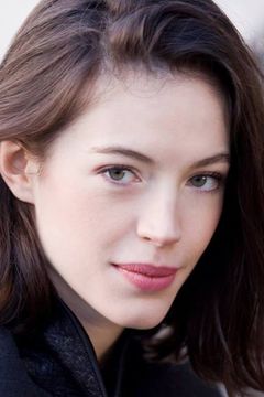 Dorcas Coppin interpreta Young Claudine