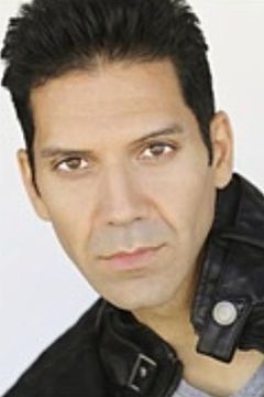 Gilbert Rosales interpreta Third Mexican (uncredited)