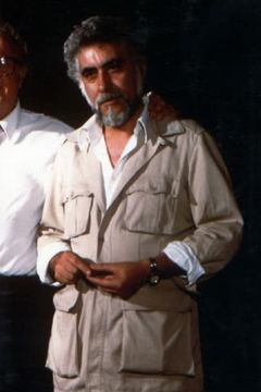 Roberto Mannoni interpreta TV Assistant (uncredited)