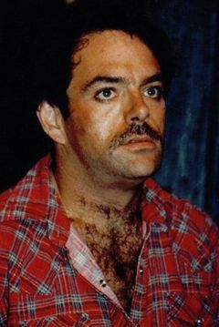 James Zelley interpreta Klan Leader