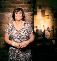 Freda Kelly interpreta Herself