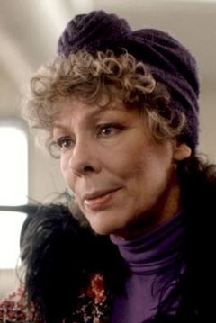 Lynne Gorman interpreta Masha