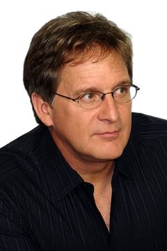 Joe Fowler interpreta Reporter