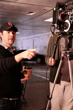 Scott Bridges interpreta Sam