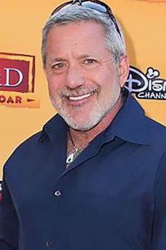 Kevin Schon interpreta Snowbell (voice)