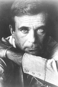 John Alderman interpreta Mr. Caputo