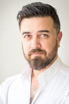 Alexander Hathaway interpreta Comic Book Store Manager (uncredited)