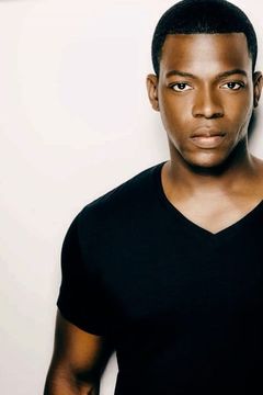 Cedric Sanders interpreta Reggie