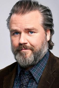 Tyler Labine interpreta Dr. Iggy Frome