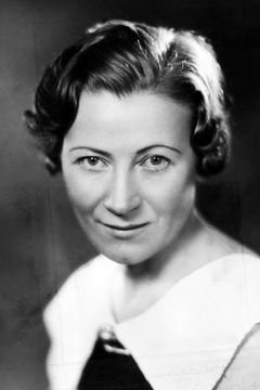 Edith Evanson interpreta Mrs. Shipstead