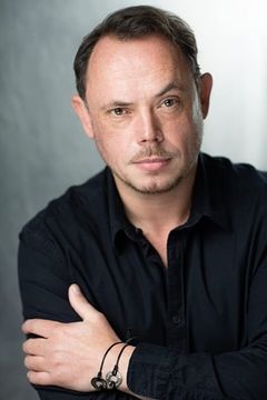 James Payton interpreta Frank Longbottom (uncredited)