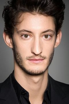 Pierre Niney interpreta Edmond Dantès / The Count of Monte Cristo / Lord Halifax