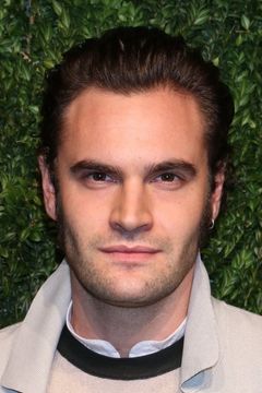 Tom Bateman interpreta James