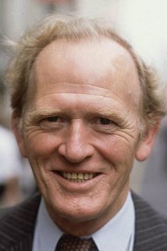 Gordon Jackson interpreta Gordon Lowther