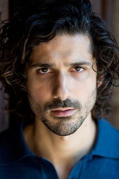 Valerio Da Silva interpreta Father Haas