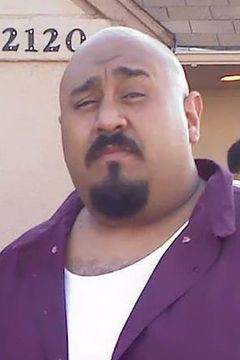 Jesus Jr. interpreta Roughneck (Papi's Men)