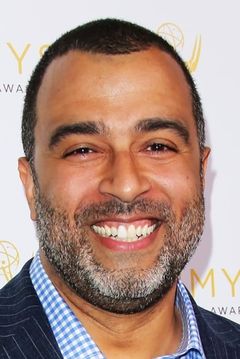 Anthony Mendez interpreta Doctor (voice)
