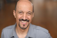 Amro Salama interpreta Tariq Husseini