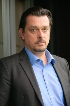 Hary Prinz interpreta Thomas Komlatschek
