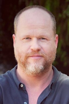 Joss Whedon interpreta Man on escalator in museum (uncredited)