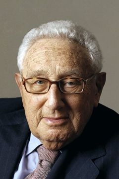 Henry Kissinger interpreta Self (archive footage) (uncredited)