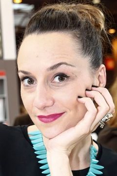Anne-Sophie Girard interpreta Sophie, contrebassiste