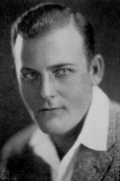 Jay Morley interpreta Fat Man (uncredited)